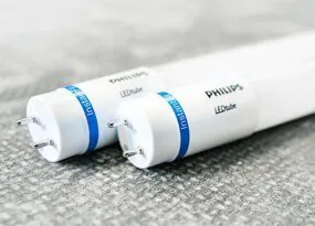 zwei Philips LED-R&ouml;hren nebeneinander